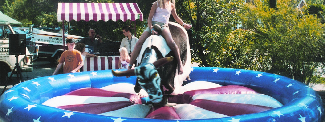 Bull-Riding Wilde-Kuh Rodeo